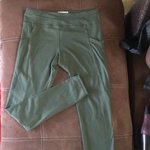 Workout leggings with pockets on the side.